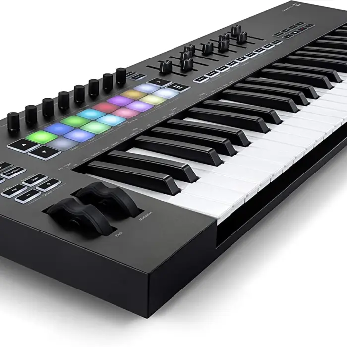 novation-launchkey-49-mk3-midi-keyboards203-1