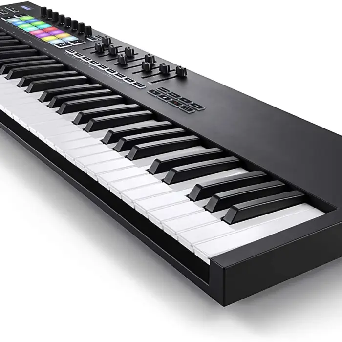 novation-launchkey-61-mk3-midi-keyboards203-1