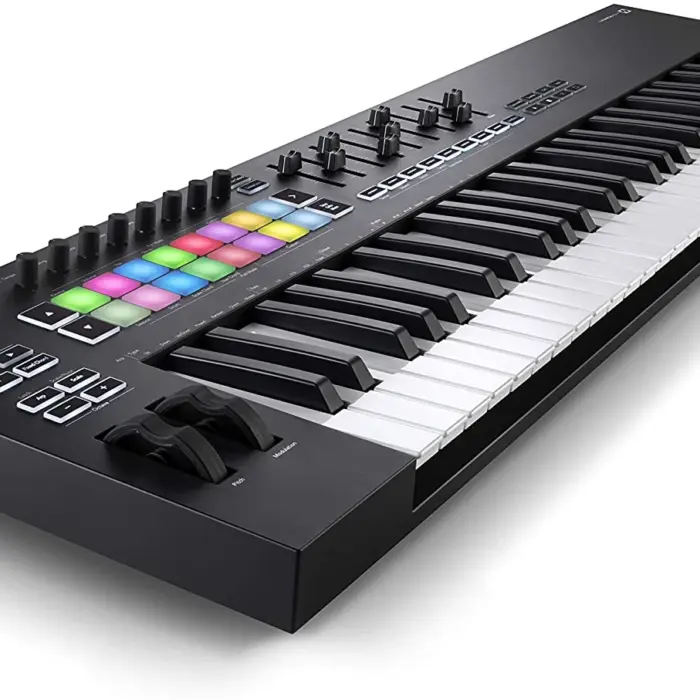 novation-launchkey-61-mk3-midi-keyboards204-1
