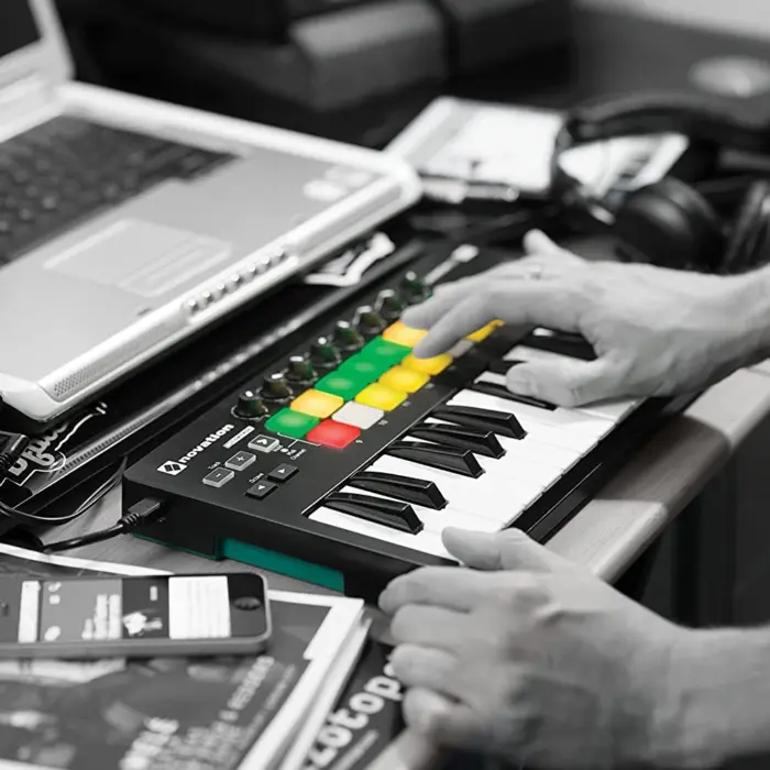 novation-launchkey-mini-mk2-keyboard-midi-keyboards203-1
